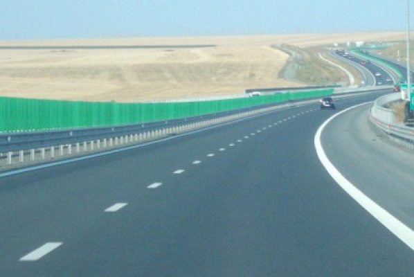 Accident rutier pe A2: un microbuz a LOVIT PARAPETUL!